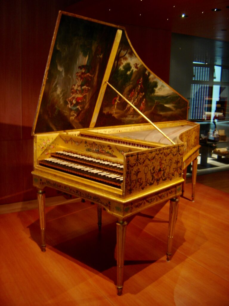 Đàn Harpsichord có hình dáng giống đàn piano, với bàn phím và dây đàn chạy ngang qua một khung gỗ