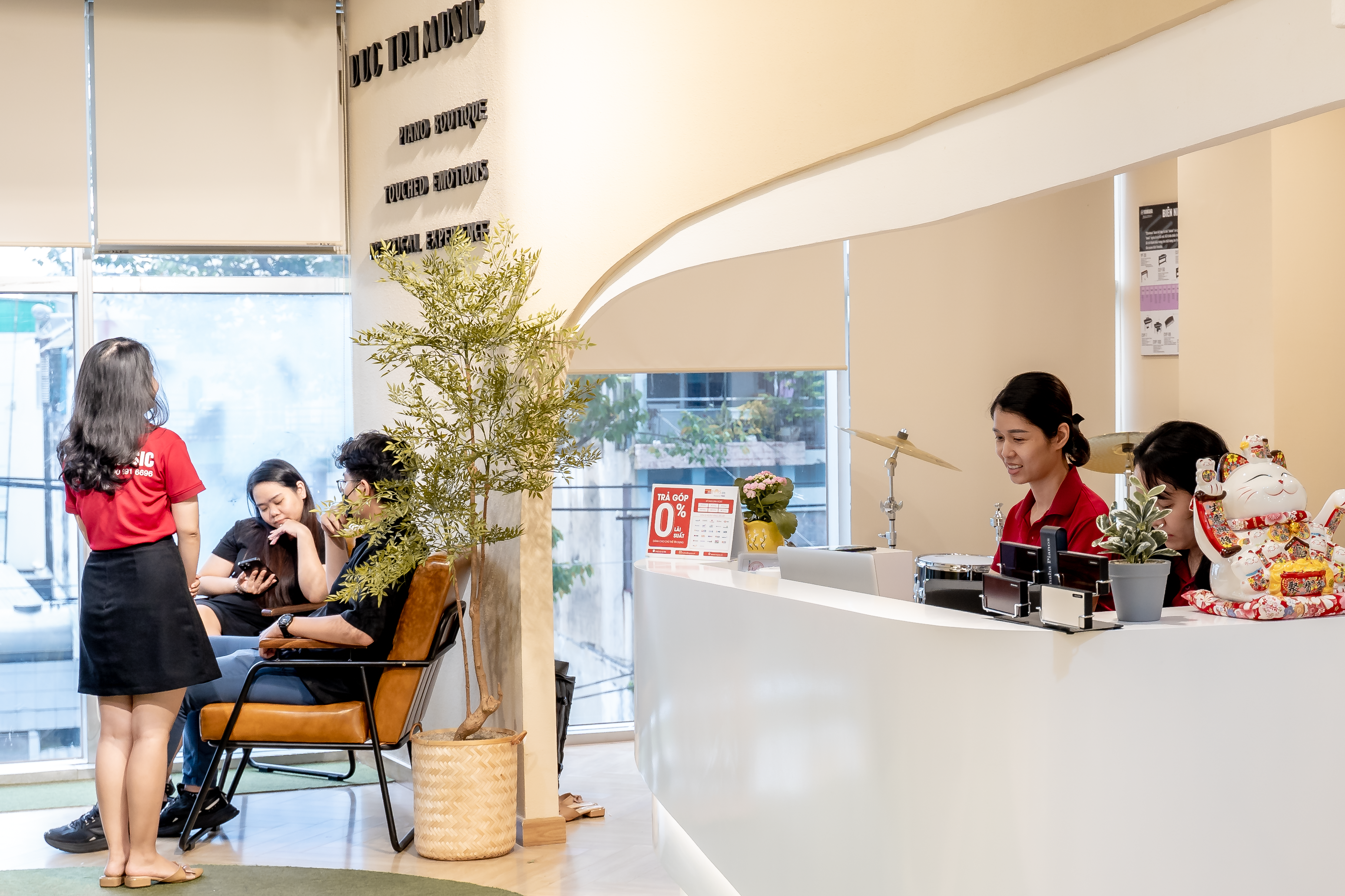 doi ngu nhan vien tai piano duc tri am hieu va nhiet tinh 1 mua đàn piano ở đâu Mua đàn piano ở đâu: đội ngủ nhân viên tại Đức Trí Piano Boutique
