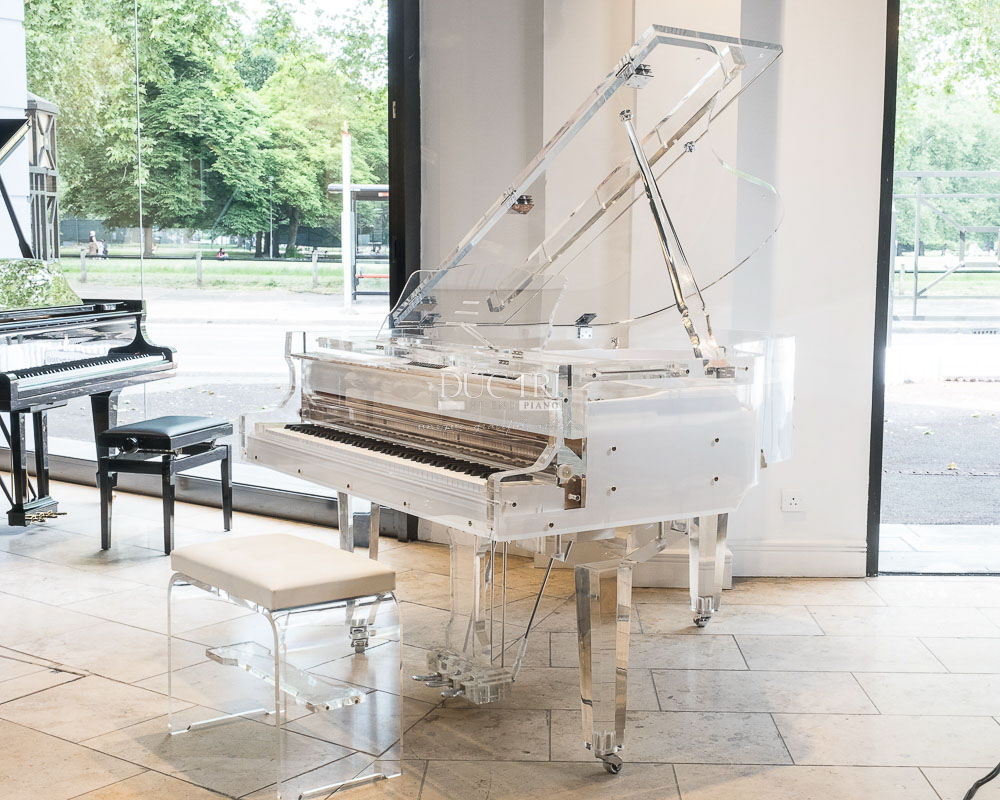 Schreiner & Sohne Crystal Piano với thiết kế tinh xảo từ chất liệu thủy tinh trong suốt, mang lại vẻ đẹp sang trọng và thanh lịch