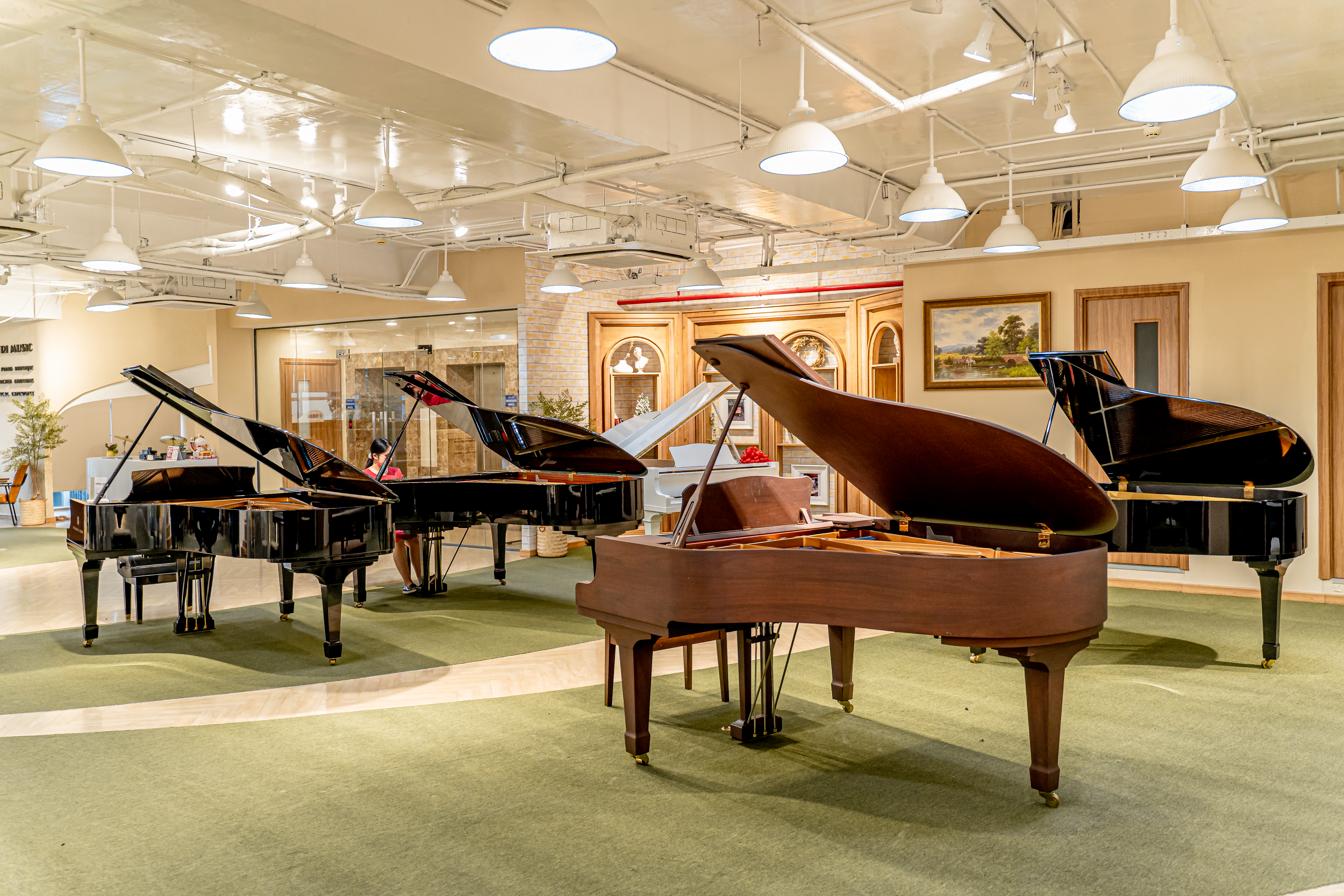 Showroom của Piano Đức Trí trưng bày đa dạng các loại đàn piano từ những thương hiệu nổi tiếng, bao gồm cả Essex