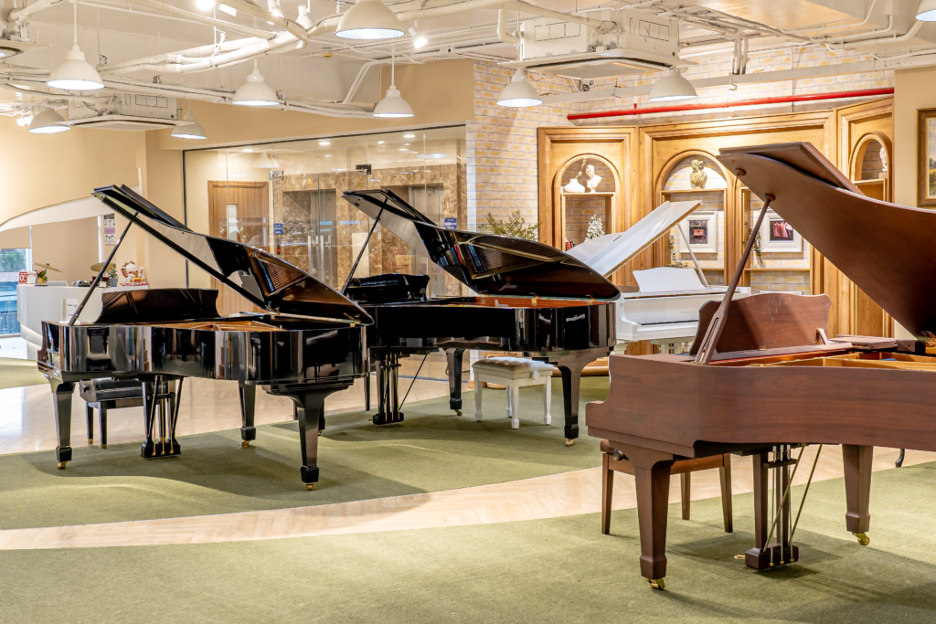 Showroom Đức Trí có các loại đàn piano khác nhau tuỳ vào nhu cầu của khách hàng