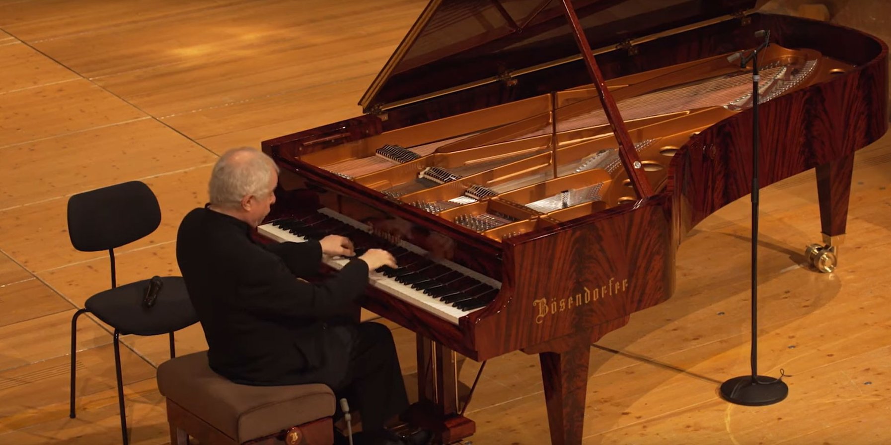 Sir András Schiff từng chia sẻ rằng Bösendorfer mang lại cho ông cảm hứng sáng tạo và sự tự tin khi biểu diễn