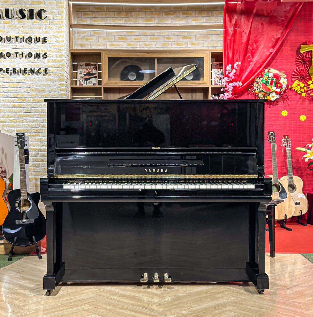 Với kích thước gọn gàng, Upright Piano dễ dàng di chuyển và sắp xếp trong nhà, trở thành lựa chọn lý tưởng cho nhiều gia đình