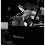 Ảnh kỷ niệm khi Oscar Peterson lần đầu chơi trên đàn piano Bösendorfer