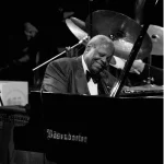 Ảnh kỷ niệm khi Oscar Peterson lần đầu chơi trên đàn piano Bösendorfer
