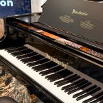 Bàn phím và logo đàn piano Bosendorfer 214VC Disklavier Edition