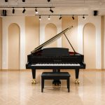 Bösendorfer 290 - Đàn piano concert grand trong phòng với góc đằng sau ghế