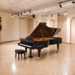 Bösendorfer 290 - Đàn piano concert grand trong phòng với góc nghiêng