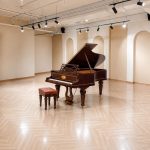 Bösendorfer Chopin - Cận cảnh mặt trước đàn piano mahogany với bàn phím và giá nhạc