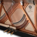 Bảng cộng hưởng của đàn Bösendorfer 130 có đóng Quốc huy nước Áo - đại diện cho chất lượng và màu âm hoàng gia của dòng sản phẩm này
