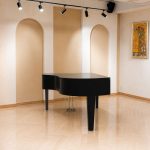 Cận cảnh đàn piano cơ bosendorfer edge với vách vòm gỗ