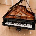 Cận cảnh nắp đàn piano Bösendorfer 200 mở góc rộng, khoe búa và dây