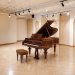 Cây đàn piano gỗ cổ điển Bösendorfer Vienna trong không gian studio rộng rãi