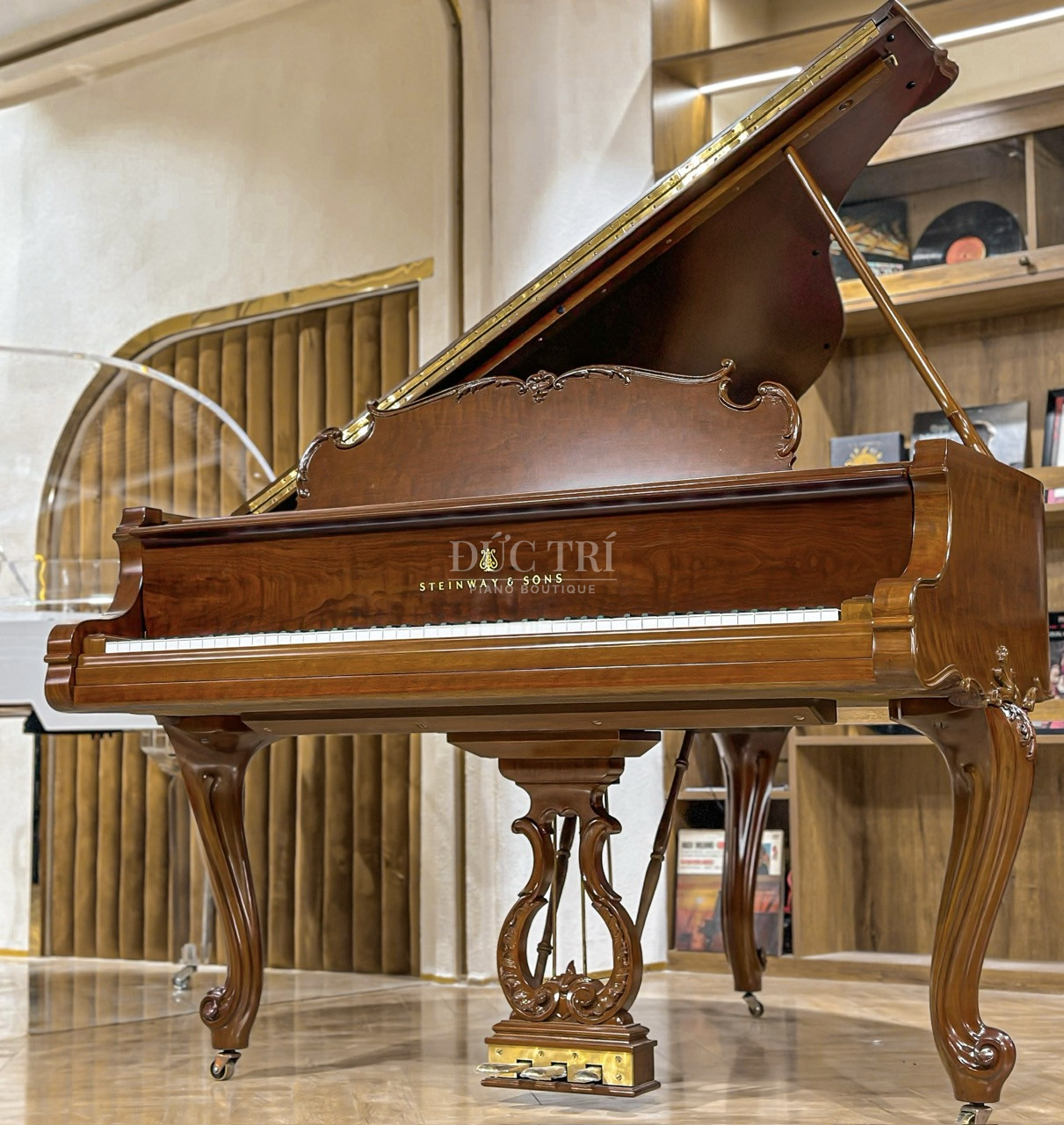 Chan dan va Pedal duoc thiet ke cach dieu chi tiet tu hoa lan tay dac trung cua phong cach nay Steinway & Sons Louis XV Steinway Louis này có chiều dài 170cm, nằm trong phân khúc medium grand.