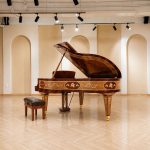 Chi tiết ghế và nắp đàn piano Bösendorfer Artisan dải vòm sáng