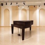 Chi tiết góc bên đàn piano bosendorfer edge trong sảnh vòm sáng
