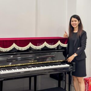 Nhân viên của Piano Đức Trí chụp hình cùng Đàn Yamaha U1J tại nhà của khách hàng