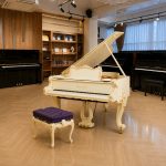 Đàn grand piano Bösendorfer Baroque trong showroom library có kệ sách gỗ