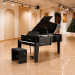 Đàn grand piano bosendorfer edge trong phòng trưng bày có cây thông noel