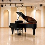 Đàn piano Bösendorfer 170VC đen bóng với góc trước mặt đàn