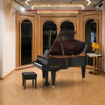 Đàn piano Bösendorfer 170VC với nắp mở trong showroom hiện đại