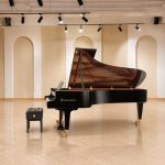 Đàn piano Bösendorfer 280VC trong phòng studio tường vòm tối giản