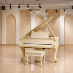 Đàn piano Bösendorfer Baroque màu trắng với góc đằng sau ghế