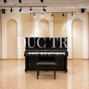 Đàn piano Yamaha UX30A được trưng bày tại Đức Trí Piano Boutique