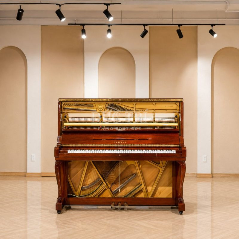 Đàn piano Yamaha W106 mở nắp khoe bộ máy đàn