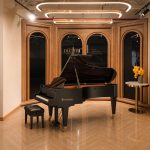 Đàn piano cơ Bösendorfer 280VC đặt trong sảnh trưng bày vòm gỗ