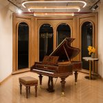 Đàn piano cơ Bösendorfer Vienna đặt trong sảnh trưng bày kiến trúc vòm gỗ