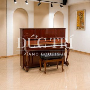 Đàn piano đứng Yamaha W106 đặt tại showroom Đức Trí
