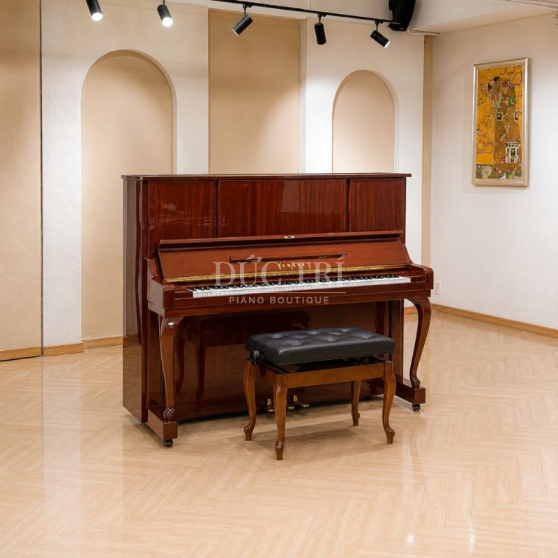 Đàn piano đứng Yamaha W106 đặt tại showroom Đức Trí