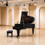 Góc nghiêng đàn piano Bösendorfer 170VC trong studio vòm trắng