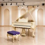 Góc nhìn nghiêng đàn piano Bösendorfer Baroque trắng cùng ghế đệm tím