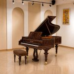 Góc nhìn nghiêng đàn piano Bösendorfer Vienna trong phòng vòm tối giản