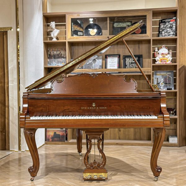 Chi tiết giá nhạc và họa tiết chạm khắc, góc cận cảnh