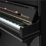Giá nhạc trên Bösendorfer 130 được thiết kế mở rộng và đính kèm logo thương hiệu, chất liệu đồng xước