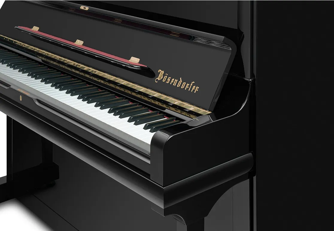 Giá nhạc trên Bösendorfer 130 được thiết kế mở rộng và đính kèm logo thương hiệu, chất liệu đồng xước