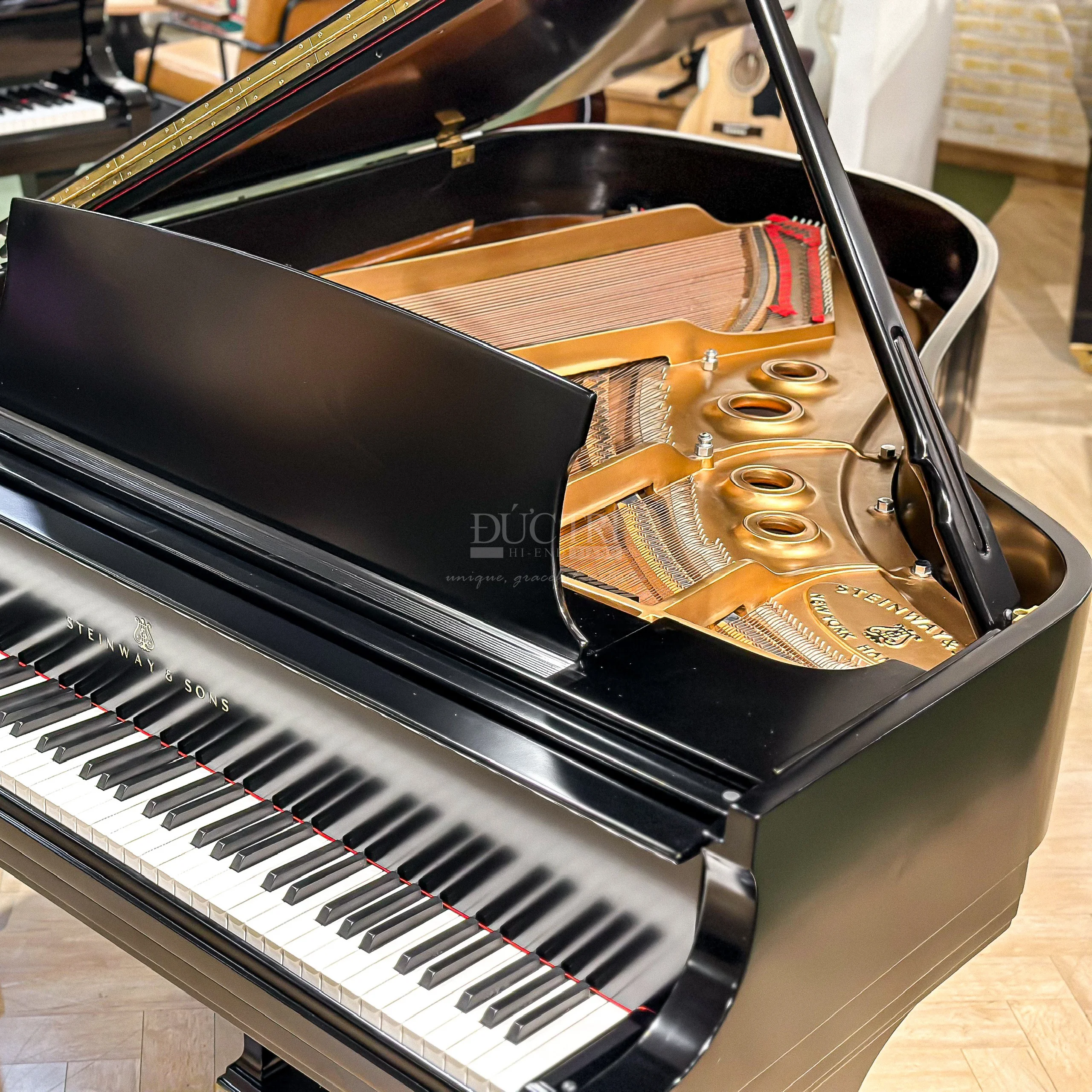 Khung đàn Steinway L-180 chịu lưng căng từ dây đàn đến hơn 15 tấn.