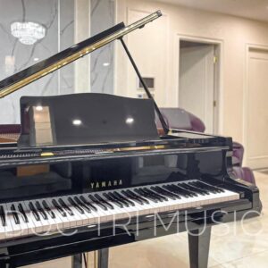 Logo và bàn phím của đàn Yamaha GC1