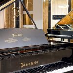 Logo và giá đỡ sheet nhạc piano Bosendorfer 214VC Disklavier Edition