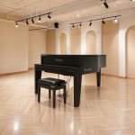 Mặt sau đàn piano bosendorfer edge và ghế đàn