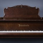 Mặt trước của đàn Bösendorfer Louis XVI