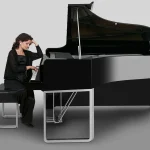 Nghệ sỹ Nazanin Aghakhani bên Bösendorfer Audi 280VC