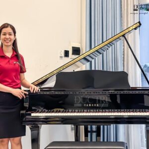 Nhân viên của Piano Đức Trí chụp hình cùng chiếc đàn Yamaha CFX
