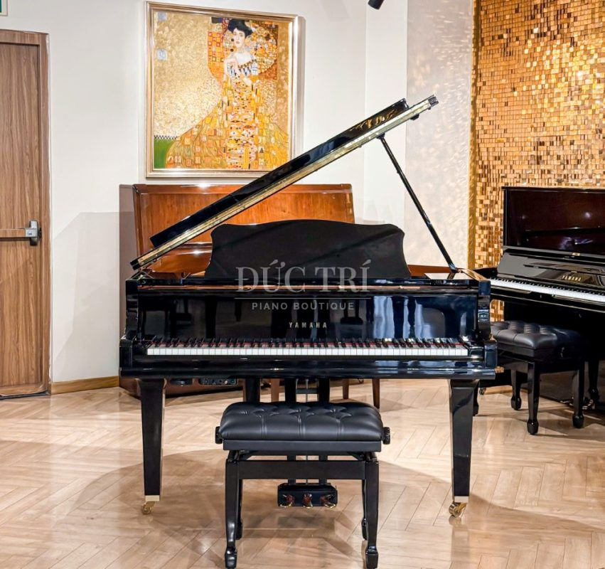 Phía chính diện đàn Yamaha GC1 Silent
