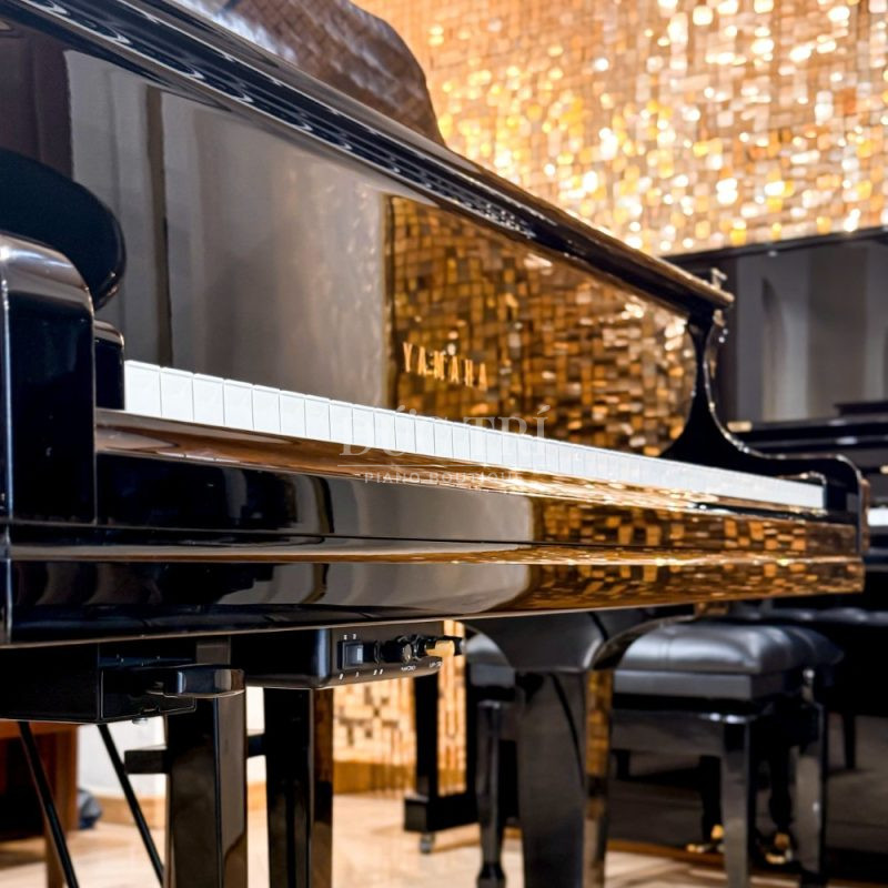 Phía dưới đàn Yamaha GC1 Silent