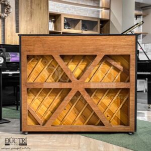 Phía sau thùng đàn piano Yamaha YUS