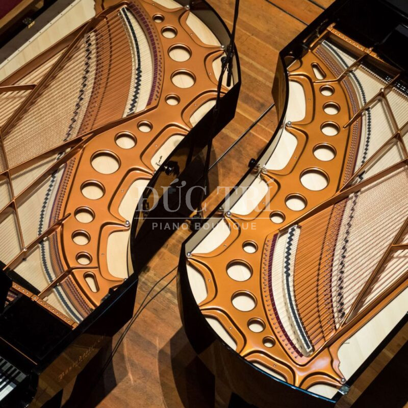 Phia tren cua dan Bosendorfer 290 Imperial So sánh đàn piano Yamaha và Bösendorfer Phía trên của đàn Bösendorfer 290 Imperial